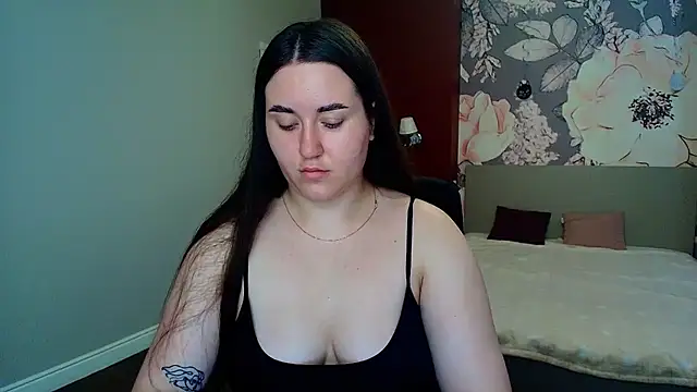 Snapshot of Roxie_Bradley chatting on June 30, 5:30 am Roxie Bradley online show from June 30, 5:30 am