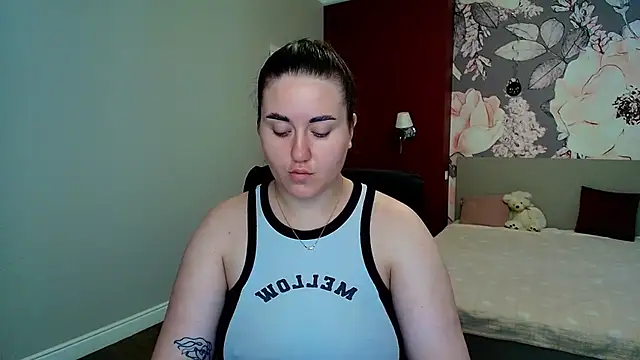 Snapshot of Roxie_Bradley chatting on July 7, 6:47 am Roxie Bradley online show from July 7, 6:47 am