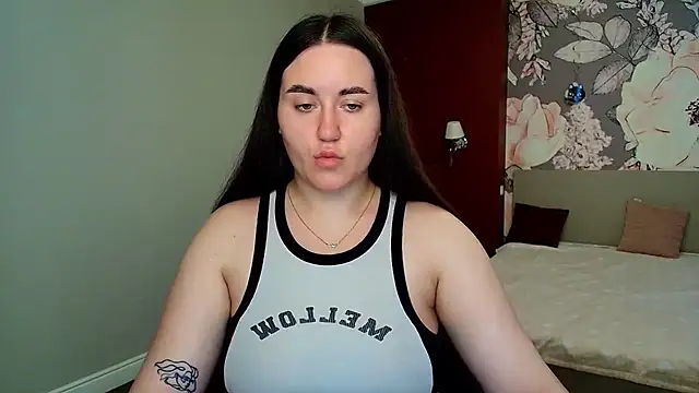 Snapshot of Roxie_Bradley chatting on July 8, 5:45 am Roxie Bradley online show from July 8, 5:45 am