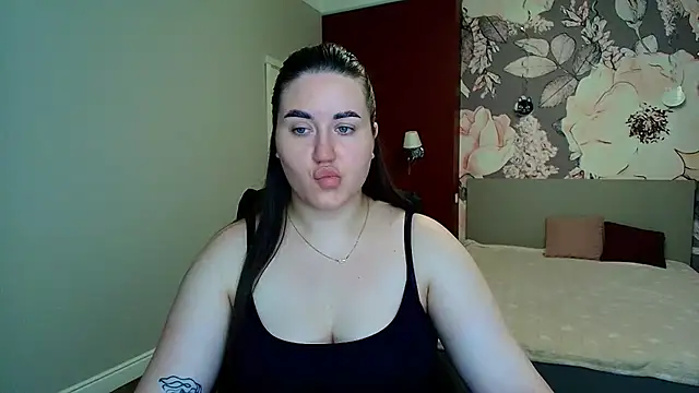 Snapshot of Roxie_Bradley chatting on July 13, 5:32 am Roxie Bradley online show from July 13, 5:32 am