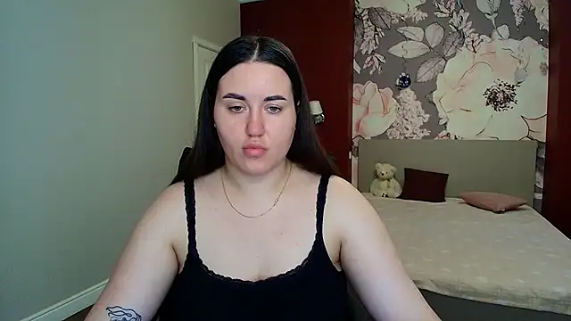 Snapshot of Roxie_Bradley chatting on July 15, 5:45 am Roxie Bradley online show from July 15, 5:45 am