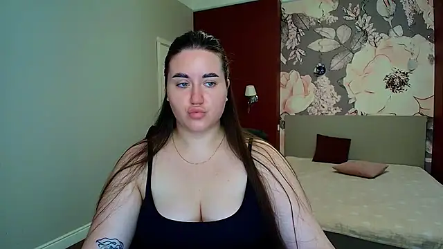 Snapshot of Roxie_Bradley chatting on July 17, 5:47 am Roxie Bradley online show from July 17, 5:47 am