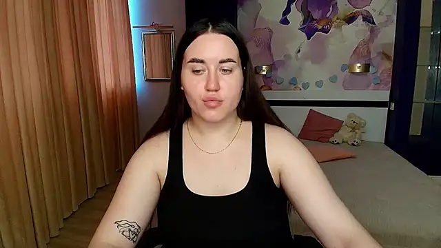Snapshot of Roxie_Bradley chatting on July 20, 5:44 am Roxie Bradley online show from July 20, 5:44 am