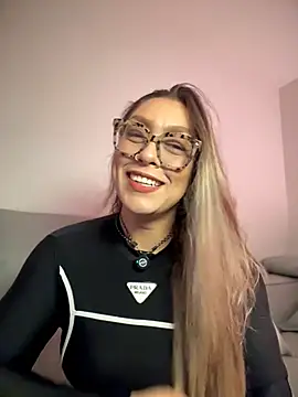 Snapshot of Im_sophiie chatting on June 6, 7:24 am Im sophiie online show from June 6, 7:24 am