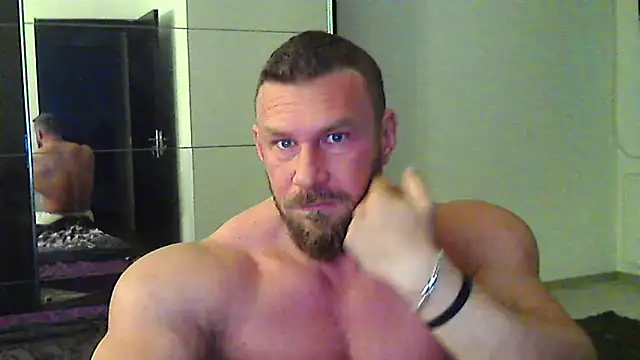 Snapshot of muscularkevin chatting on May 4, 3:24 am muscularkevin online show from May 4, 3:24 am