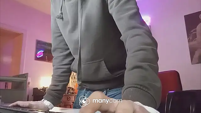 Snapshot of der_dino30 chatting on February 10, 12:41 am der dino30 online show from February 10, 12:41 am