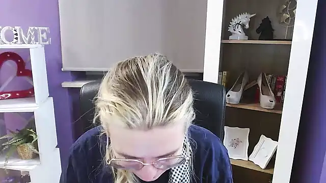 Zoey Erotic online show from February 17, 5:37 am