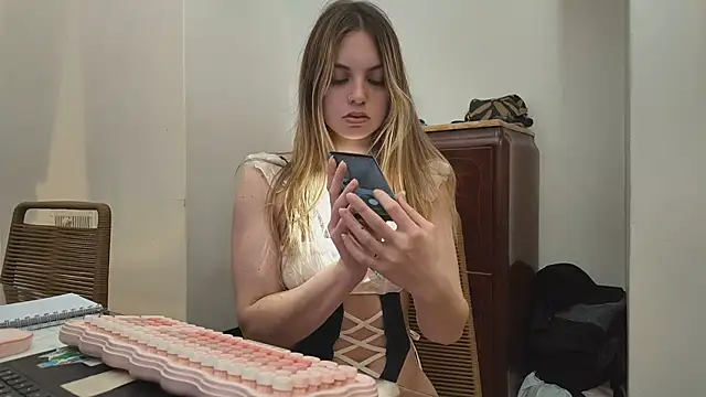 Snapshot of Elnonoykeila77 chatting on June 13, 4:10 am Elnonoykeila77 online show from June 13, 4:10 am