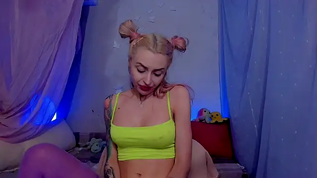 Snapshot of LickLizzy chatting on January 18, 5:41 am LickLizzy online show from January 18, 5:41 am