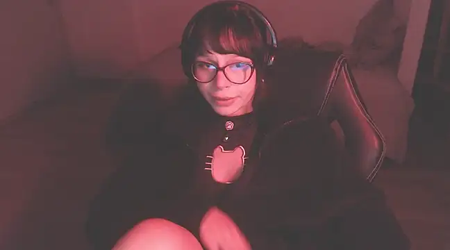 Snapshot of modjo_ chatting on December 13, 8:09 am modjo  online show from December 13, 8:09 am