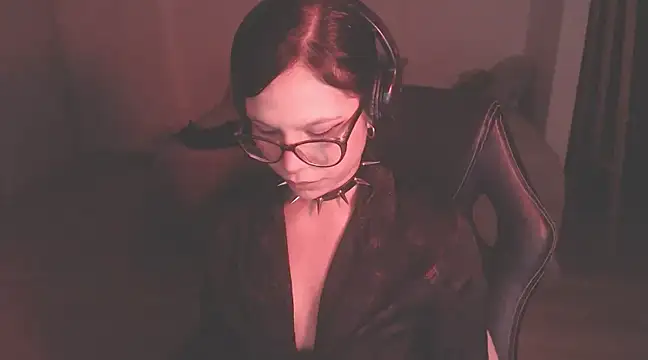 Snapshot of modjo_ chatting on December 15, 7:46 am modjo  online show from December 15, 7:46 am