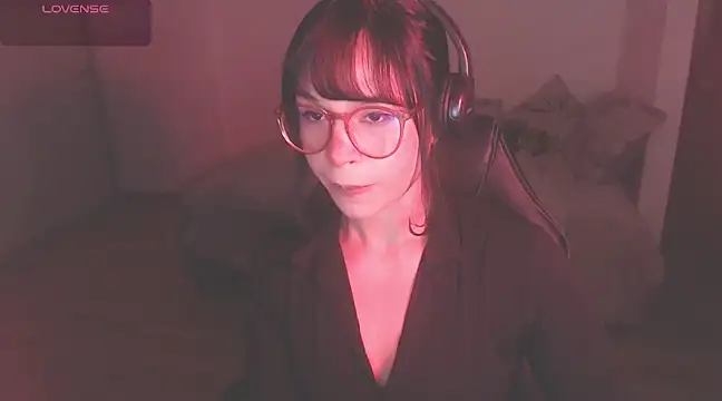 Snapshot of modjo_ chatting on February 9, 6:43 am modjo  online show from February 9, 6:43 am