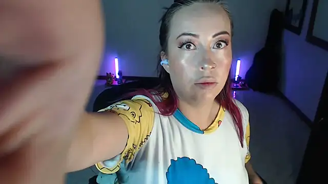 charlottezoe15 online show from April 19, 9:30 am