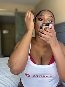 Snapshot of CandyLuxxxx chatting on June 18, 5:06 pm CandyLuxxxx online show from June 18, 5:06 pm