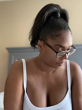 Snapshot of CandyLuxxxx chatting on July 5, 12:39 am CandyLuxxxx online show from July 5, 12:39 am