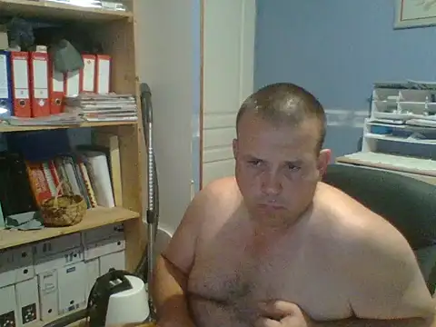 Snapshot of manubm03 chatting on July 25, 5:27 am manubm03 online show from July 25, 5:27 am