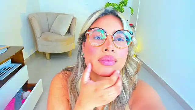 Snapshot of Carlota_peach chatting on January 22, 5:59 am Carlota peach online show from January 22, 5:59 am