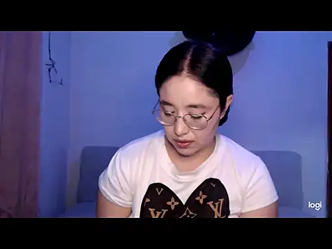 Snapshot of YummymeowW chatting on July 12, 1:29 am YummymeowW online show from July 12, 1:29 am