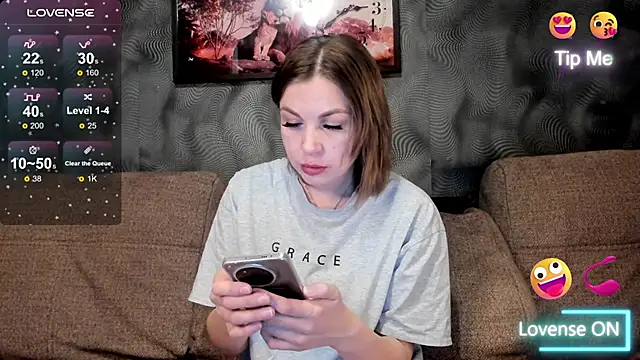 Snapshot of CassieMils chatting on May 6, 9:25 am CassieMils online show from May 6, 9:25 am