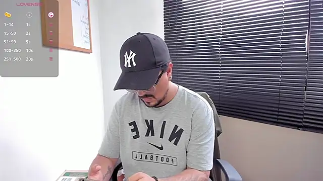 Snapshot of DaviidEvans_ chatting on December 2, 5:26 pm DaviidEvans  online show from December 2, 5:26 pm