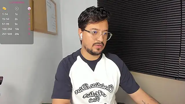 Snapshot of DaviidEvans_ chatting on December 7, 2:42 am DaviidEvans  online show from December 7, 2:42 am