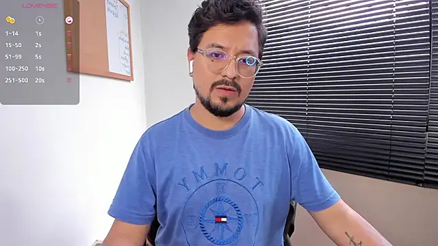 Snapshot of DaviidEvans_ chatting on December 11, 7:25 pm DaviidEvans  online show from December 11, 7:25 pm