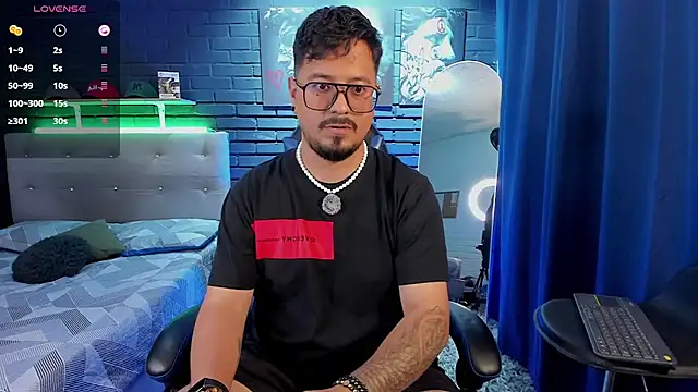 Snapshot of DaviidEvans_ chatting on July 4, 7:42 pm DaviidEvans online show from July 4, 7:42 pm