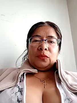 Snapshot of __valentina18 chatting on December 15, 1:43 pm   valentina18 online show from December 15, 1:43 pm