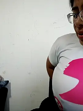 Snapshot of __valentina18 chatting on January 22, 4:12 pm   valentina18 online show from January 22, 4:12 pm