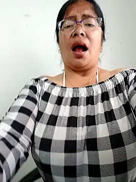 Snapshot of __valentina18 chatting on February 12, 1:16 pm   valentina18 online show from February 12, 1:16 pm