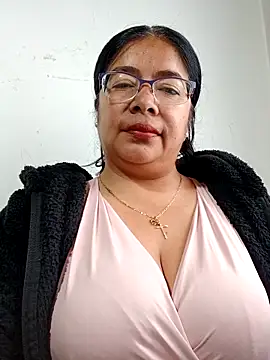 Snapshot of __valentina18 chatting on February 17, 1:10 pm   valentina18 online show from February 17, 1:10 pm