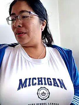 Snapshot of __valentina18 chatting on February 21, 1:11 pm   valentina18 online show from February 21, 1:11 pm