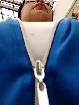 Snapshot of __valentina18 chatting on March 8, 4:17 pm   valentina18 online show from March 8, 4:17 pm