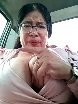 Snapshot of __valentina18 chatting on March 17, 4:11 pm   valentina18 online show from March 17, 4:11 pm