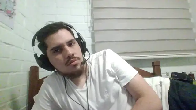 Snapshot of hung_weeb chatting on December 9, 1:18 am hung weeb online show from December 9, 1:18 am