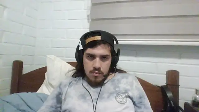 Snapshot of hung_weeb chatting on December 15, 3:24 am hung weeb online show from December 15, 3:24 am