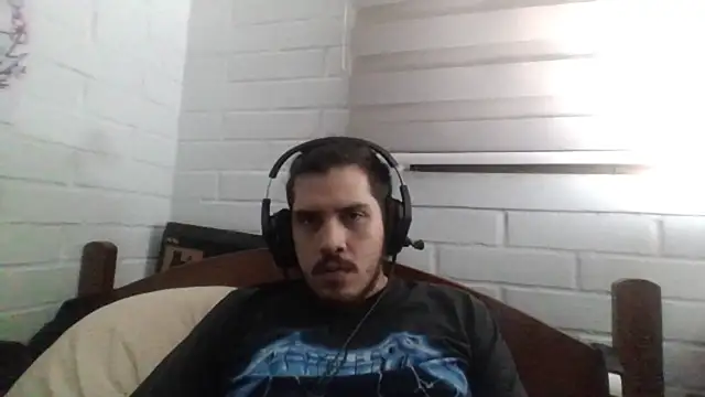 Snapshot of hung_weeb chatting on March 10, 2:50 am hung weeb online show from March 10, 2:50 am