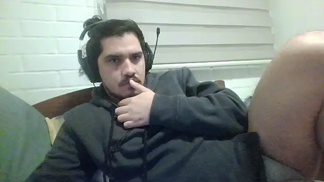 Snapshot of hung_weeb chatting on May 6, 5:35 am hung weeb online show from May 6, 5:35 am