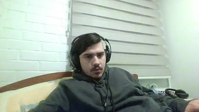 Snapshot of hung_weeb chatting on May 11, 2:39 am hung weeb online show from May 11, 2:39 am