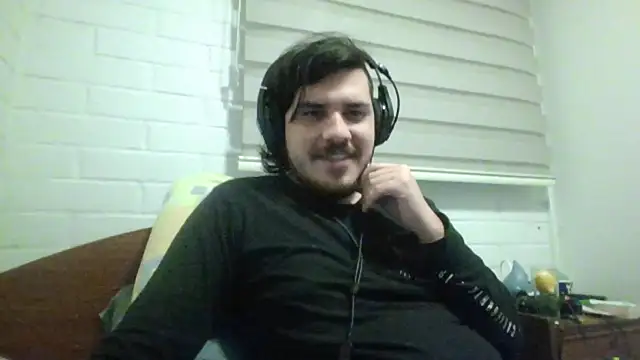 Snapshot of hung_weeb chatting on May 25, 5:13 am hung weeb online show from May 25, 5:13 am