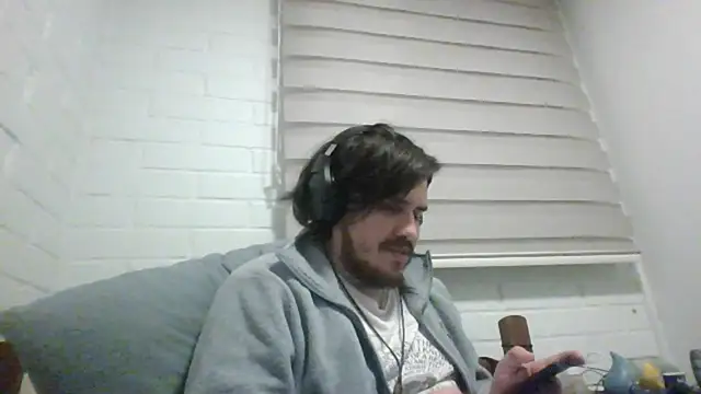 Snapshot of hung_weeb chatting on May 26, 3:57 am hung weeb online show from May 26, 3:57 am