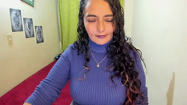 Snapshot of emma_luxy chatting on December 29, 6:03 am emma luxy online show from December 29, 6:03 am