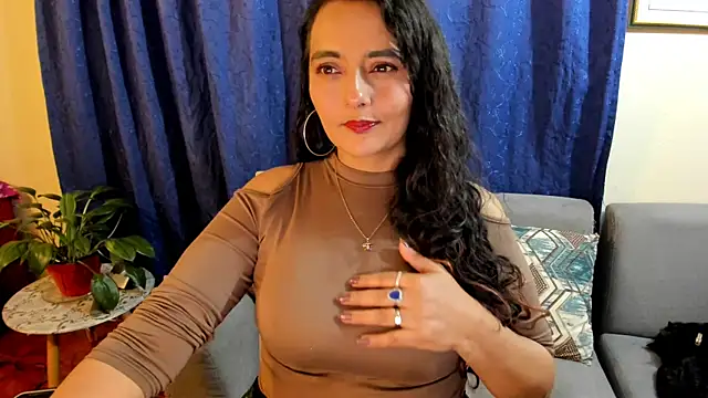 Snapshot of emma_luxy chatting on January 23, 5:56 am emma luxy online show from January 23, 5:56 am