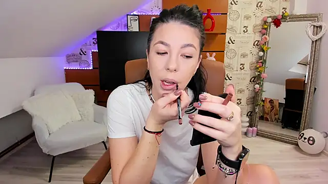 EmillyTaylor online show from November 14, 4:44 am