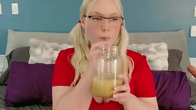 Snapshot of SaraBearXo chatting on June 6, 1:05 pm SaraBearXo online show from June 6, 1:05 pm