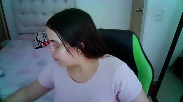 Snapshot of _alicia_z chatting on December 3, 12:24 am alicia z online show from December 3, 12:24 am