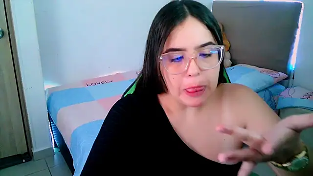 Snapshot of _alicia_z chatting on February 15, 5:39 pm alicia z online show from February 15, 5:39 pm