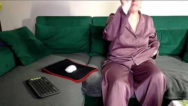 Snapshot of JoannaAndNeighbour chatting on May 7, 5:02 am JoannaAndNeighbour online show from May 7, 5:02 am
