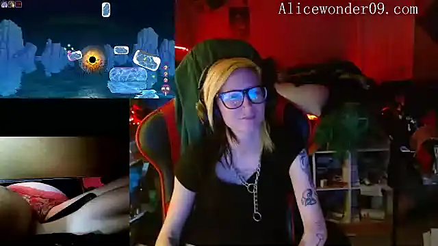 Snapshot of alicewonder09 chatting on December 12, 8:25 am alicewonder09 online show from December 12, 8:25 am