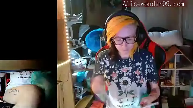 Snapshot of alicewonder09 chatting on December 16, 8:05 pm alicewonder09 online show from December 16, 8:05 pm